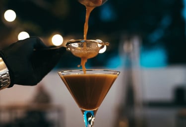 un cocktail spécial en préparation au Restaurant et bar Les Jardins de Beo à Canet-en-Roussillon