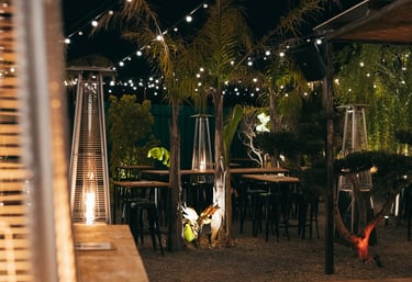 tables extérieures et décor du Restaurant et bar Les Jardins de Beo à Canet-en-Roussillon