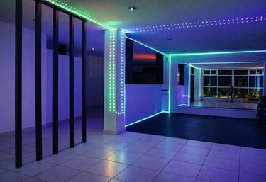 Estudio fitness moderno, con luces LED neon.