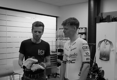 Karl Guillois en session d'analyse posturale avec Neill Stanbury lors de son bike fit clinique