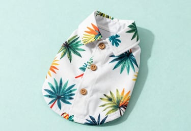 Camisa hawaiana para perro con estampado tropical de hojas de palmera coloridas y botones de madera