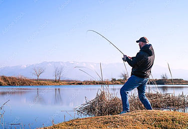 homem pescando tucunaré a beira do lago com vegetação seca ao chao e montanha ao fundo
