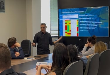 Fabrício Martins conduzindo consultoria estratégica sobre riscos psicossociais e alta performance 