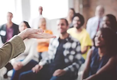 Treinamento corporativo conduzido por Fabrício Martins com profissionais em ambiente organizacional