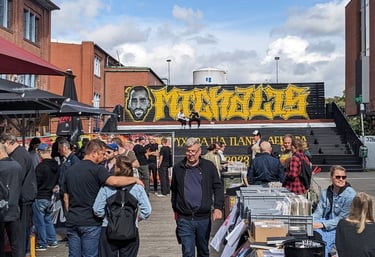 Flea market in Karoviertel Hamburg with street art, Flohmarkt im Karoviertel Hamburg mit Graffiti Wand und lokaler Szene