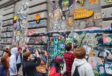 Students exploring street art Hamburg Sternschanze tour / Studierende entdecken Street Art Hamburg Sternschanze Tour