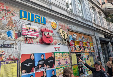 Street art tour in Hamburg with guide explaining posters and graffiti, Stadtführung mit urbaner Kunst und Szene