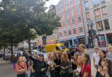 Guided tour group in St. Pauli Hamburg street scene / Geführte Gruppe bei Tour in St. Pauli Hamburg Straßenszene