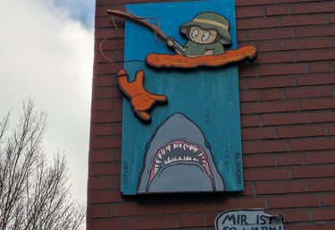 Street art St Pauli Hamburg cartoon mural shark artwork / Street Art St Pauli Hamburg Cartoon Wandbild Hai Kunstwerk