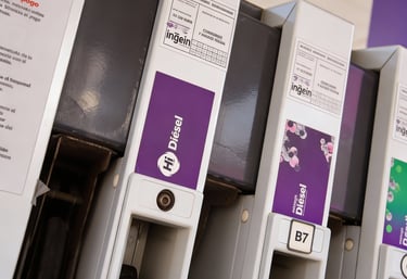 Primer plano de los dispensadores de combustible en una gasolinera con etiquetas Hi Diesel y