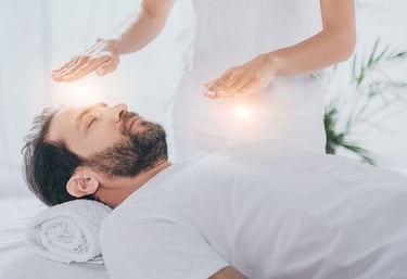 hombre en terapia reiki