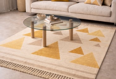 Sala de estar moderna con una alfombra geométrica en forma de triángulo amarillo debajo de una mesa 