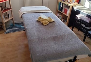 salle pour les massages et soins énergétiques avec espace cocooning à Rumilly