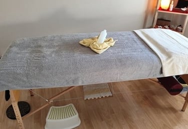 table décorée pour les massages et soins énergétiques à rumilly