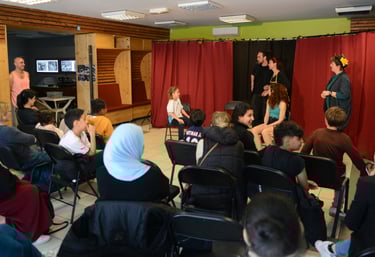 forum discriminations public qui regarde 3 personnes et 1 jeune garçon