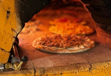 Equipa da Pizzaria Caraíva no Prior Velho Lisboa preparando pizza artesanal