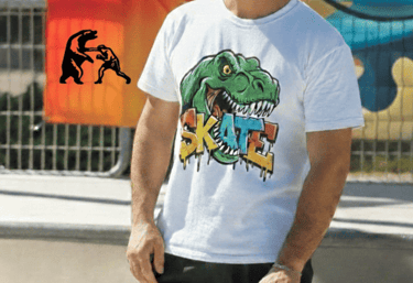 Hombre vistiendo una camisa skate con diseño de dinosaurio, sosteniendo una patineta.