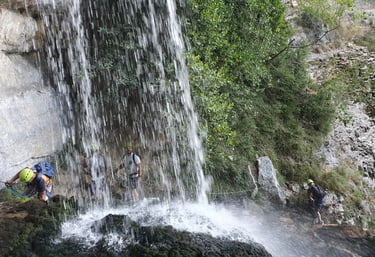 Passage derriere la cascade a la Doriaz