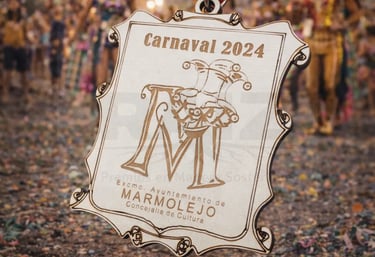 Custom wooden Carnaval 2024 medal from Marmolejo held over a festive street parade with confetti.