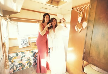 Deux femmes souriantes découvrant leurs photos dans la caravane photobooth à Genève.