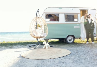 Location photobooth caravane vintage au bord du lac Léman pour mariage.