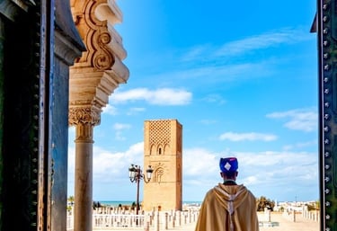 : Prato típico marroquino Tajine servido em tenda no Deserto do Saara, Marrocos.