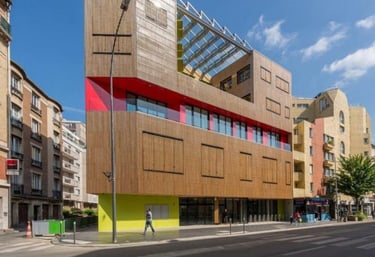 Bâtiment moderne avec bardage bois – façade architecturale