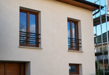 Enduit de façade maison moderne avec menuiserie bois