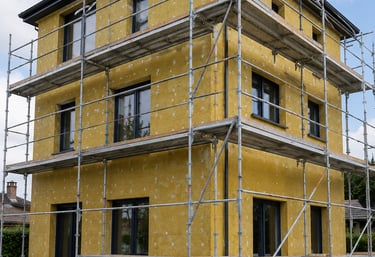 Isolation extérieure d’une maison avec échafaudage complet