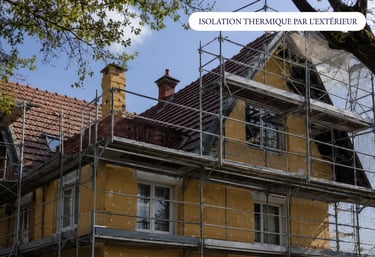 Travaux d’isolation thermique extérieure sur maison avec échafaudage
