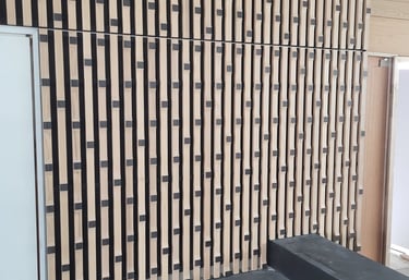 Habillage mural en tasseaux de bois