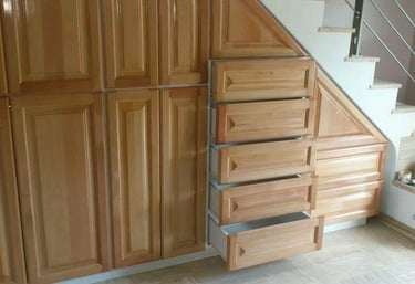Placard sous escalier en bois sur mesure