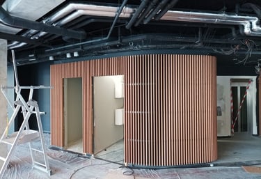 Habillage mural en tasseaux de bois