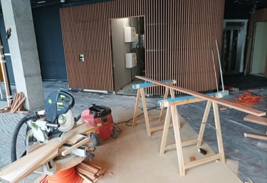 Travaux d'aménagement intérieur et pose de panneaux décoratifs en bois