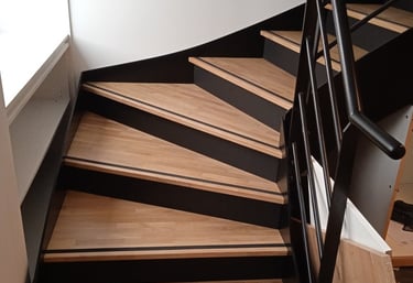  Pose d'escalier métallique avec marches en bois
