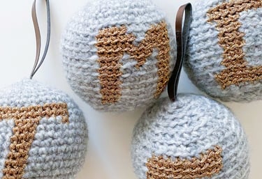 Patron crochet bola de navidad para el árbol con iniciales