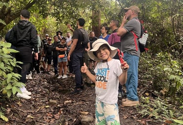 Un niño sonriente durante una caminata guiada por la naturaleza a través de un sendero en el Tambo