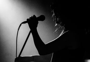 Coaching scénique d'une chanteuse sur scène à Bayonne, Biarritz, Anglet, Pays basque