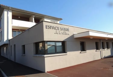 L'image montre la maison médicale lorsqu'on est devant.