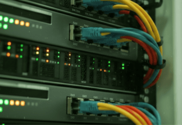 Serveurs et équipements réseau avec câbles connectés dans une baie informatique