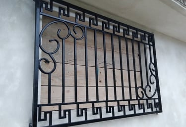 Protecciones de herrería para ventanas instaladas en casa