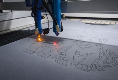 Corte y grabado láser CO₂ en MDF para piezas decorativas