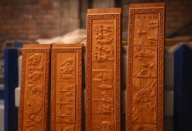 Panel decorativo tallado en madera mediante CNC de precisión