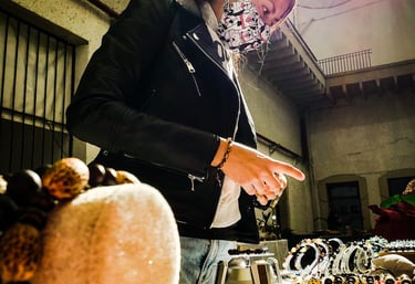 cliente en mesa de exhibicion de joyeria