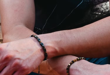 manos de hombre con pulseras