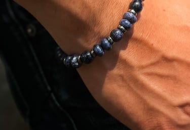 mano con pulsera de piedras azules