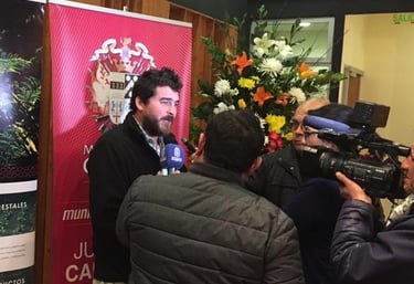 Juan siendo entrevistado sobre el trabajo de EcoRumbo en educación ambiental y soluciones sustentabl