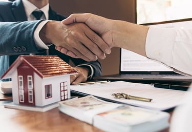 Poignée de main entre deux partenaires scellant la vente d’un hôtel touristique aux Caraïbes, symbolisant une transaction réu