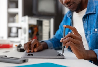 gros-plan-sur-un-homme-travaillant-sur-des-puces-informatiques