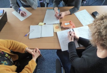 un groupe de pshychologues en formation sur les émotions